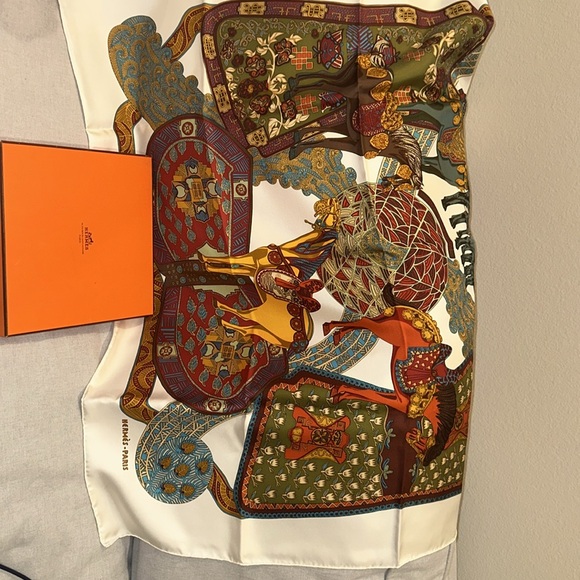 Hermes Collection Scarf EUC Smoke free environment ! - Picture 7 of 10